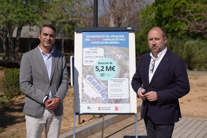 El vicepresidente de la Fundación Bit y director general de Innovación y Transformación Digital, Sebastián González, y el gerente del Instituto Balear de la Energía (IBE), Hernando Rayo, presentan el proyecto.