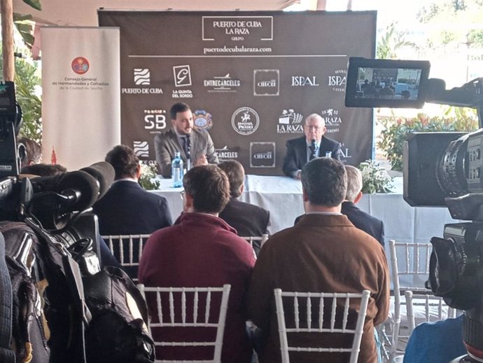 El presidente del Consejo de Hermandades, a la derecha de la imagen, en el desayuno informativo en el restaurante Puerto de Cuba, en el Muelle de las Delicias.