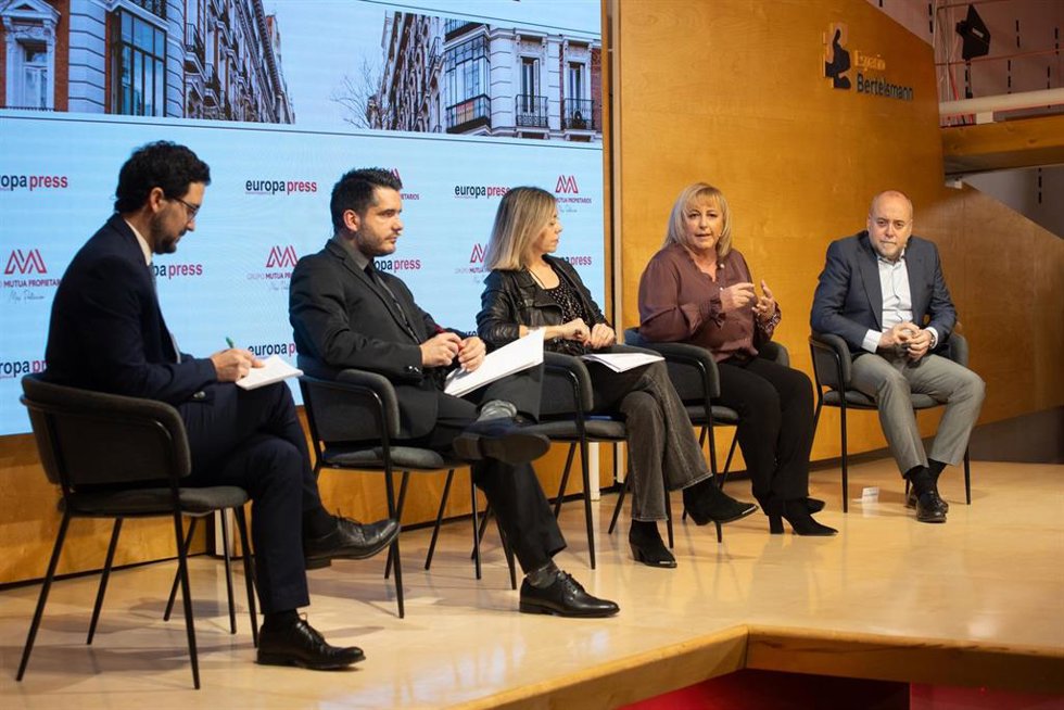 (i-d) El moderador del encuentro, el director de la Cátedra UNESCO de Vivienda de la Universidad Rovira i Virgilí, Héctor Simón, la directora gerente del Colegio Oficial de Arquitectos de Madrid (COAM), Ángela Baldellou la presidenta del Colegio de Admi