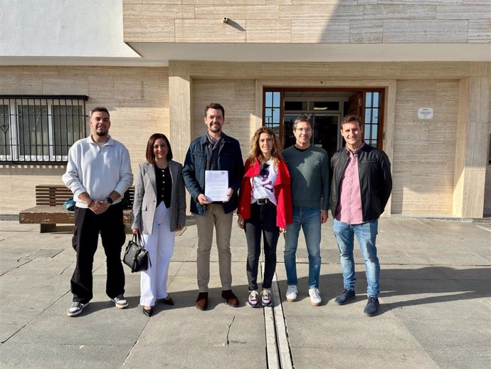 Representantes del PP de Armilla con Antonio Manuel Membrilla, su portavoz, en el centro de la foto