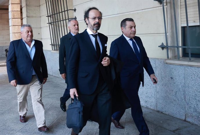 Los hermanos dueños de Magtel, Mario (1d) e Isidro López (1i) acuden a la Audiencia Provincial como acusados en el juicio de la mina de Aznalcóllar.  