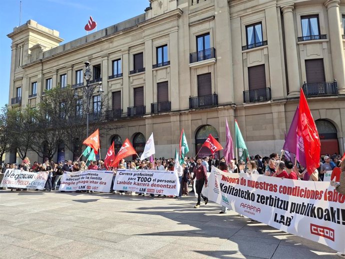 Concentración frente al Palacio de Navarra con motivo de la jornada de huelga en la Administración.