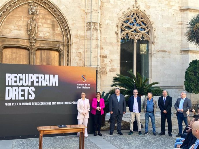 La presidenta del Govern, Marga Prohens, la consellera de Administraciones Públicas, Antònia Maria Estarellas, y los representantes sindicales.