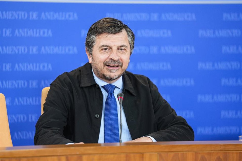 El portavoz del Grupo Parlamentario Popular, Toni Martín, durante la ronda de ruedas de prensa de portavoces de los grupos parlamentarios en el Parlamento de Andalucía, a 9 de abril de 2025 en Sevilla (Andalucía, España). Los portavoces de los grupos pa
