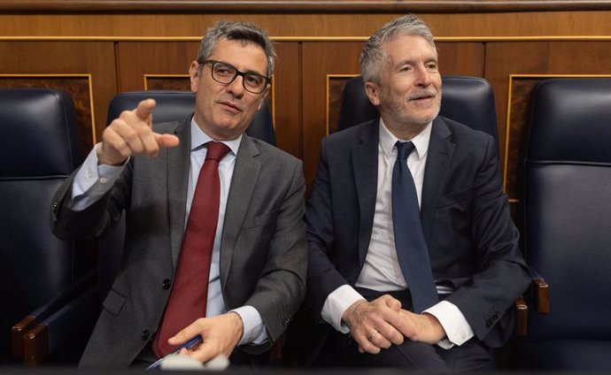 El ministro de la Presidencia, Relaciones con las Cortes y Justicia, Félix Bolaños (i) y el ministro de Interior, Fernando Grande-Marlaska (d), durante una sesión de control al Gobierno en el Congreso de los Diputados