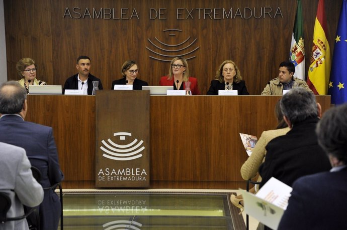 Autoridades en la presentación en la Asamblea de Extremadura de la campaña de la 'X Solidaria' en la declaración de la renta del ejercicio 2024