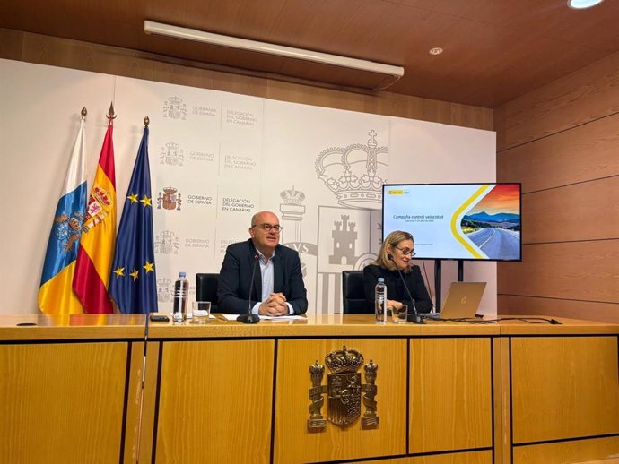 El delegado del Gobierno en Canarias, Anselmo Pestana, y la jefa provincial de la Dirección General de Tráfico (DGT) en Las Palmas, Eva Canitrot, en rueda de prensa