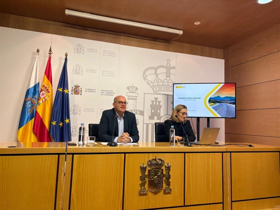 El delegado del Gobierno en Canarias, Anselmo Pestana, y la jefa provincial de la Dirección General de Tráfico (DGT) en Las Palmas, Eva Canitrot, en rueda de prensa