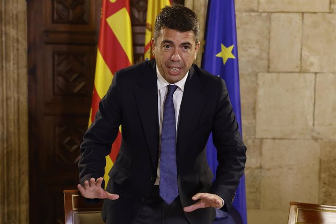 El presidente de la Generalitat Valenciana, Carlos Mazón, a su llegada a una reunión con organizaciones sindicales de bomberos forestales