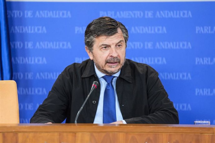 El portavoz del Grupo Parlamentario Popular, Toni Martín, durante la ronda de ruedas de prensa de portavoces de los grupos parlamentarios en el Parlamento de Andalucía, a 9 de abril de 2025 en Sevilla (Andalucía, España). Los portavoces de los grupos parl
