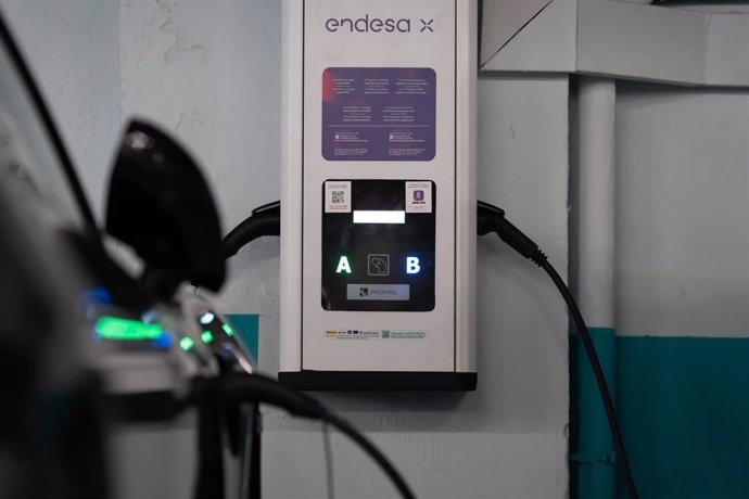Archivo - Un punto de carga público para coches eléctricos, a 14 de febrero de 2025, en Barcelona, Cataluña (España).