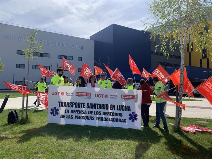 Concentración de los trabajadores de transporte sanitario en el Hospital de Toledo