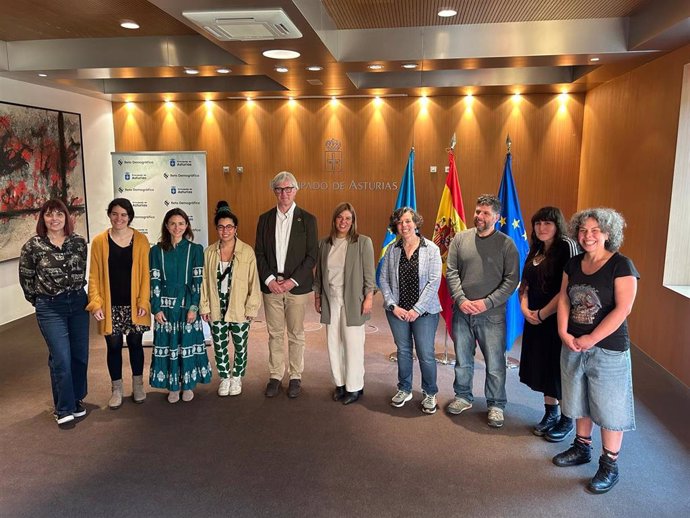 El director general de Reto Demográfico, Marcos Niño, y la vicepresidenta del Principado, Gimena Llamedo, junto a personas asentadas en Asturias en la reunión que han celebrado esta mañana en Oviedo.