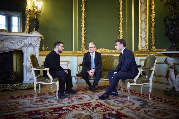 Archivo - 2 de março de 2025, Londres, Inglaterra, Reino Unido: O presidente ucraniano Volodymyr Zelenskyy, à esquerda, ouve o presidente francês Emmanuel Macron, à direita, e o primeiro-ministro britânico Keir Starmer, ao centro, durante uma reunião para