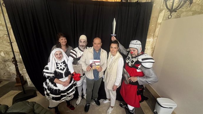La responsable de Educación, Susana de Miguel (detrás izda), el ilustrador Daniel Duque y la concejala de Cultura, Andrea Ballesteros con tres integrantes de Bambalúa Teatro.