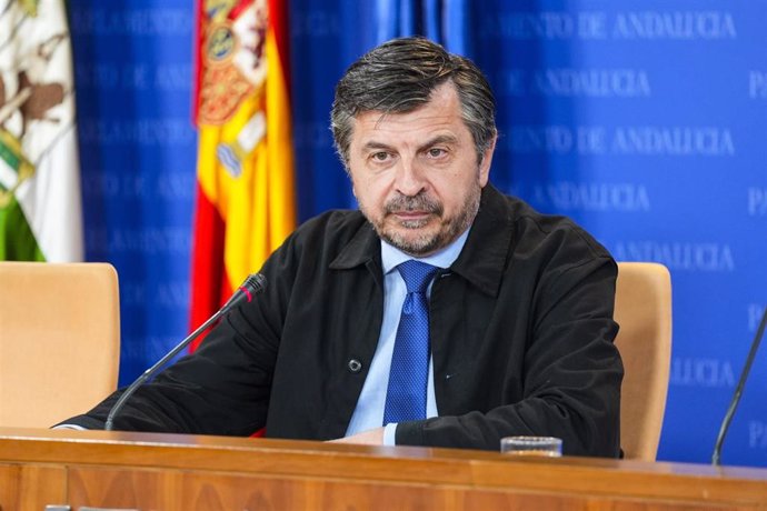El portavoz del Grupo Parlamentario Popular, Toni Martín, durante la ronda de ruedas de prensa de portavoces de los grupos parlamentarios en el Parlamento de Andalucía, a 9 de abril de 2025 en Sevilla (Andalucía, España). Los portavoces de los grupos parl