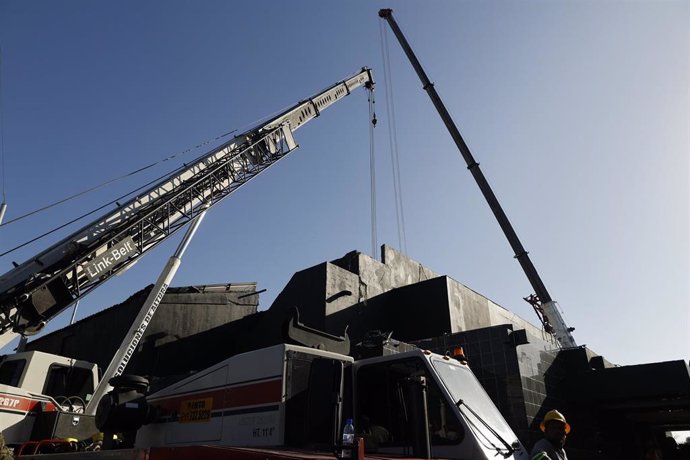 Trabajos de desescombro en la discoteca Jet Set de Santo Domingo tras el desplome del techo