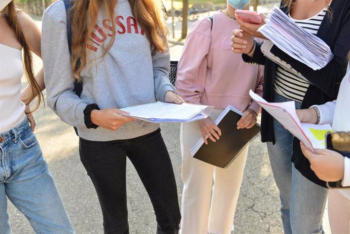 Archivo - Un grupo de estudiantes con apuntes,