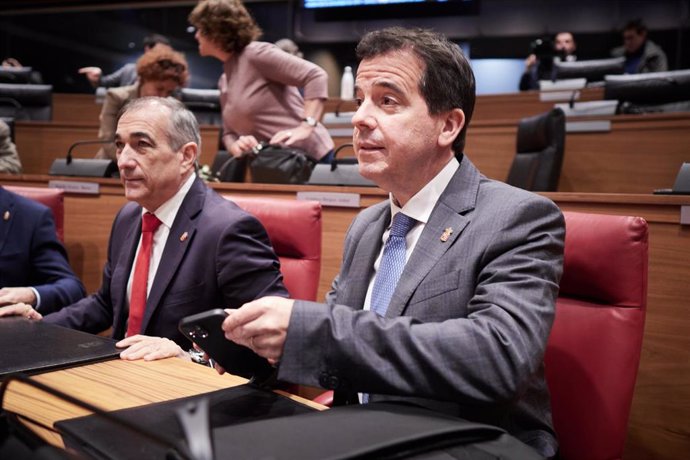 Archivo - El consejero de Industria y Transición Ecológica y Digital Empresarial del Gobierno de Navarra, Mikel Irujo (d), y el consejero de Cohesión Territorial, Óscar Chivite, en el Parlamento de Navarra.