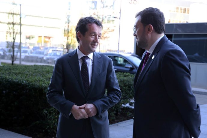 De izquierda a derecha: el presidente de Indra, Ángel Escribano, y el presidente del Principado de Asturias, Adrián Barbón.