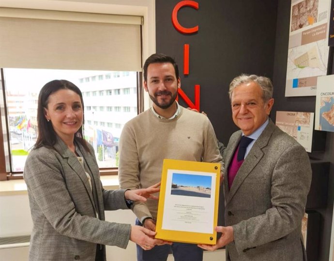 Salvador Fuentes (dcha.) y Marta Siles entregan a Francisco Javier Maestre el proyecto de urbanización del polígono industrial de San Sebastián de los Ballesteros.