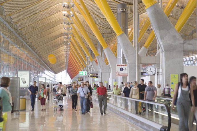 Archivo - Pasajeros de Iberia en la T4