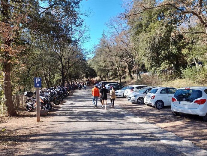 Zona de aparcamiento en el área recreativa del pantano de Sau (Barcelona)