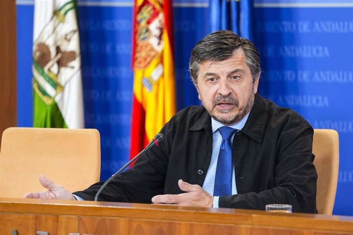 El portavoz del Grupo Parlamentario Popular, Toni Martín, durante la ronda de ruedas de prensa de portavoces de los grupos parlamentarios en el Parlamento de Andalucía, a 9 de abril de 2025 en Sevilla (Andalucía, España). Los portavoces de los grupos parl