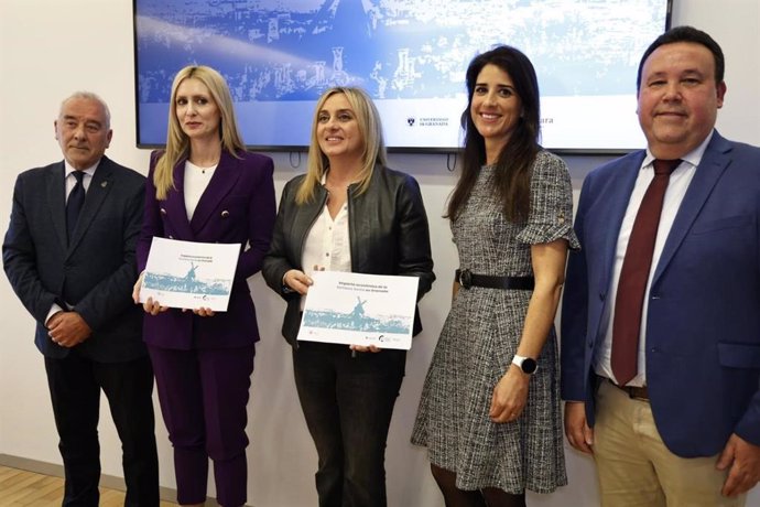 La alcaldesa de Granada, Marifrán Carazo, en el centro en la imagen de la presentación del informe de la Cátedra de la PYME