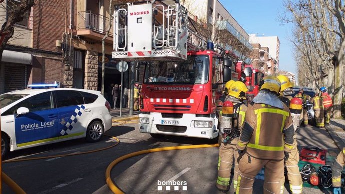 Els bombers en l'incendi d'un habitatge a Igualada (Barcelona)
