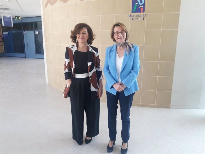 Carmen Calvo junto a la rectora de la UJI, Eva Alcón