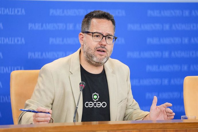 El portavoz del Grupo Mixto-AdelanteAndalucía, José Ignacio García, durante la ronda de ruedas de prensa de portavoces de los grupos parlamentarios en el Parlamento de Andalucía, a 9 de abril de 2025 en Sevilla (Andalucía, España). Los portavoces de los g