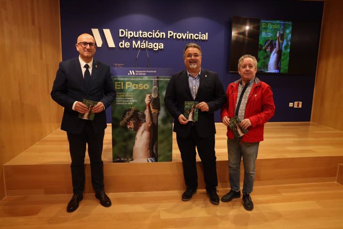 El diputado provincial de Cultura, Manuel López Mestanza, junto al alcalde de Istán, José Miguel Marín y al actor Manuel Salas durante la presentación de El Paso, que se escenifica en el municipio el jueves, viernes y sábado santo.