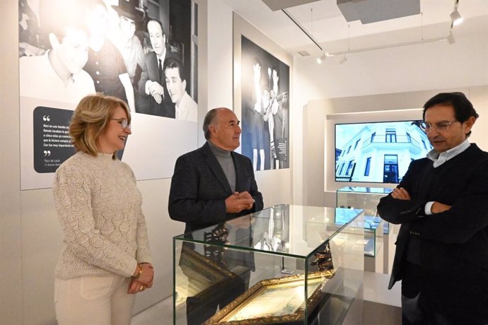 Archivo - El alcalde de Algeciras, José Ignacio Landaluce, y la teniente de alcalde de Cultura, Pilar Pintor, en el interior del Centro de Interpretación Paco de Lucía.