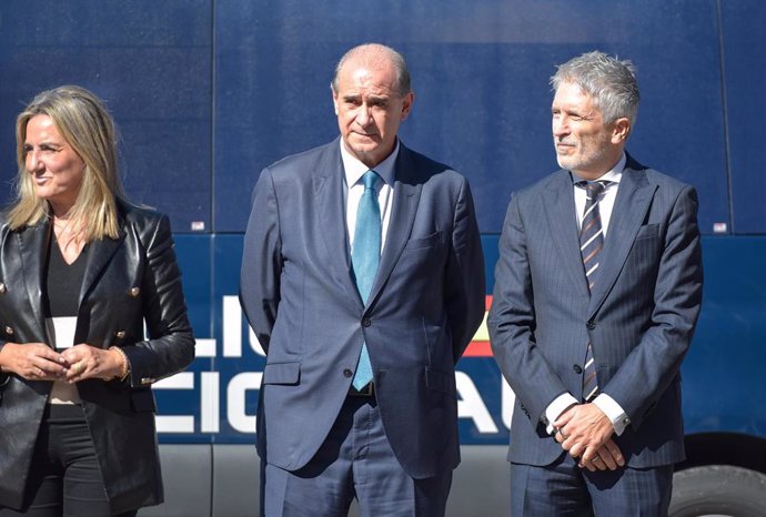 Archivo - El director general de la Policía, Francisco Pardo, y el ministro del Interior, Fernando Grande-Marlaska, durante la presentación de las nuevas unidades móviles de documentación en Brihuega, Guadalajara