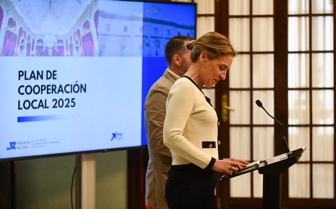 Almudena Martínez explicando el Plan de Cooperación Local de Diputación.