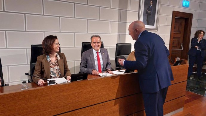 La vicepresidenta de la DPZ, Teresa Ladrero; el presidente, Juan Antonio Sánchez Quero; y el portavoz del PSOE, Francisco Compés.