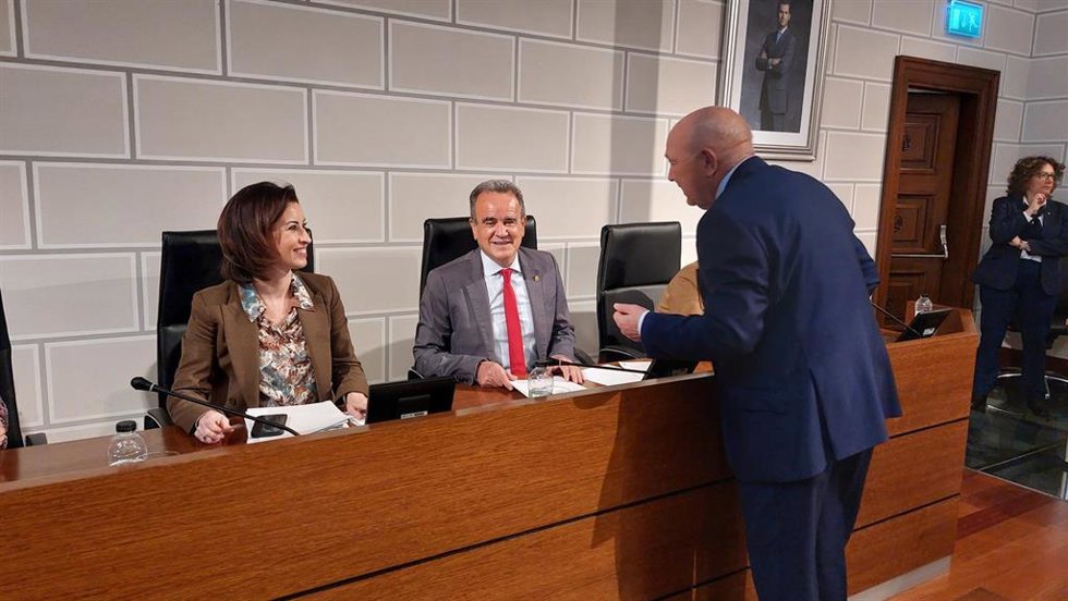 La vicepresidenta de la DPZ, Teresa Ladrero; el presidente, Juan Antonio Sánchez Quero; y el portavoz del PSOE, Francisco Compés.