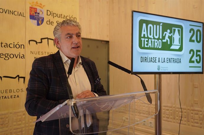 El diputado de Cultura, José María Bravo, presenta el programa 'Aquí teatro'.