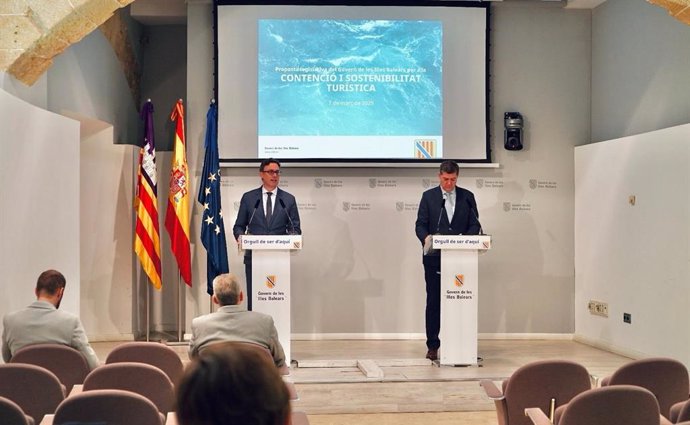 Archivo - El vicepresidente del Govern, Antoni Costa, y el conseller de Turismo, Jaume Bauzà, cuando presentaron las medidas de contención.