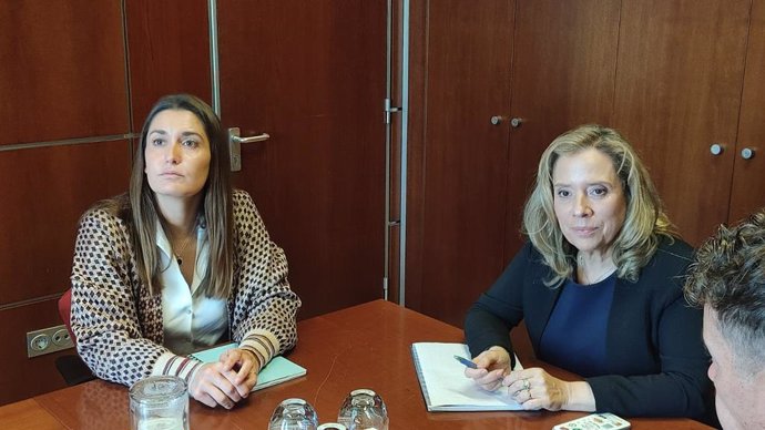 La presidenta de la Asociación Española de Comarcas Mineras (ACOM) y alcaldesa de Ibias, Gemma Álvarez  y la consejera de Transición Ecológica, Industria y Comercio, Belarmina Díaz.