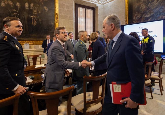 El subdelegado del Gobierno en Sevilla, Francisco Toscano y el alcalde de Sevilla, José Luis Sanz participan en la Junta local de Seguridad.
