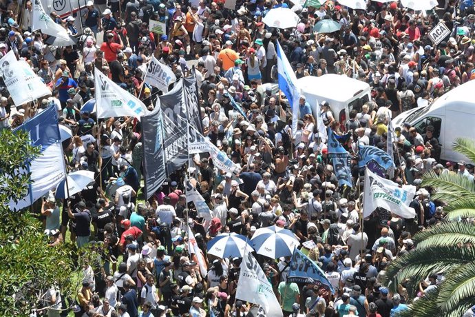 Archivo - Vista de la Plaza del Congreso donde distintas organizaciones se manifiestan en el marco del paro nacional contra el DNU y la ley de bases del presidente Javier Milei. Imagen de archivo 