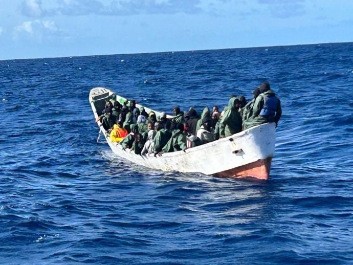 Cayuco localizado en aguas de El Hierro