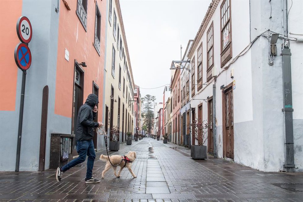 Archivo - Calle de La Laguna durante un episodio de lluvia