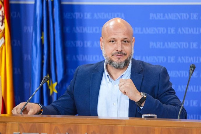 El portavoz adjunto del Grupo Parlamentario Vox, Rodrigo Alonso, durante la ronda de ruedas de prensa de portavoces de los grupos parlamentarios en el Parlamento de Andalucía, a 9 de abril de 2025 en Sevilla (Andalucía, España). Los portavoces de los grup