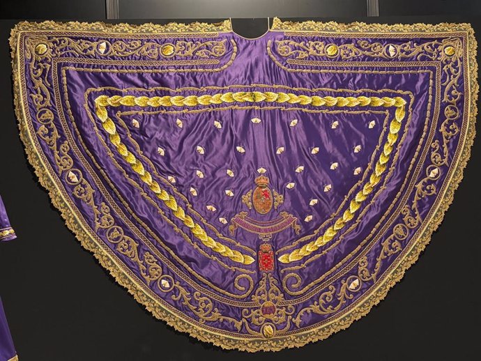 Imagen del terno morado ofrendado a la Patrona