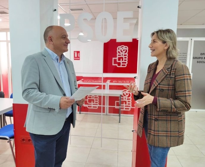 El portavoz del PSOE de Ronda, Francisco Cañestro, junto a la secretaria general del PSOE de Ronda y parlamentaria andaluza, Isabel Aguilera.