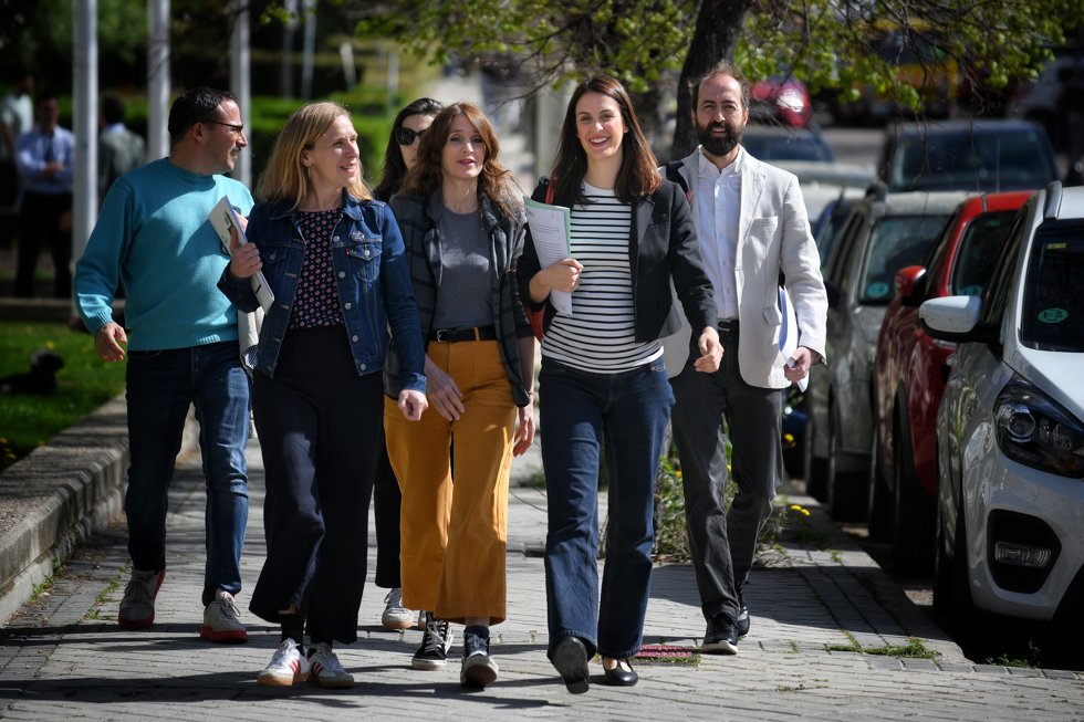 (i-d) La concejala de Más Madrid en el ayuntamiento de Madrid, Lucía Lois Méndez de Vigo, la concejala de Más Madrid en el Ayuntamiento de Madrid, Sara Ladra Álvarez, la portavoz de Más Madrid en el Ayuntamiento de Madrid, Rita Maestre con la denuncia 