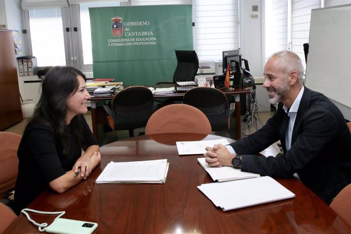 Archivo - El consejero de Educación, Sergio Silva, y la presidenta de ANPE Cantabria, Rus Trueba. Foto de archivo